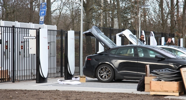 特斯拉V4超充桩首批投用：最大输出功率600KW 电压1000V