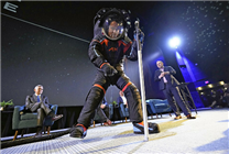 NASA计划2025年12月再次登月，公布全新设计宇航服 