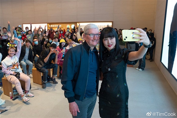 库克现身北京三里屯Apple零售店：微博晒自己与黄龄合影