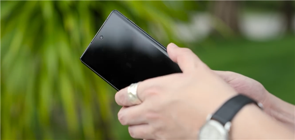 不等发布会！vivo X Fold2真机抢先看：素皮+玻璃设计惊艳