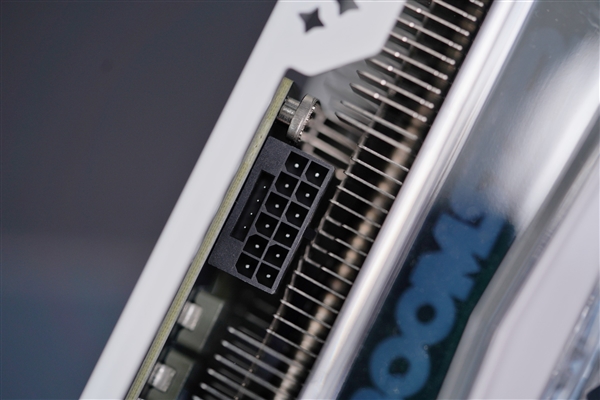 纯白机身美翻了！影驰RTX 4070星曜OC图赏