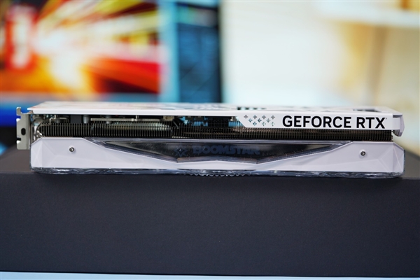 纯白机身美翻了！影驰RTX 4070星曜OC图赏