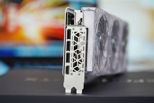 纯白机身美翻了！影驰RTX 4070星曜OC图赏