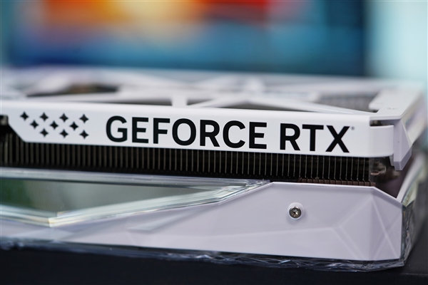 纯白机身美翻了！影驰RTX 4070星曜OC图赏
