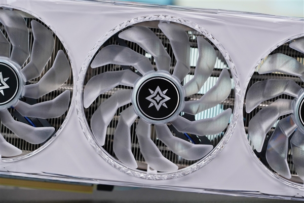 纯白机身美翻了！影驰RTX 4070星曜OC图赏