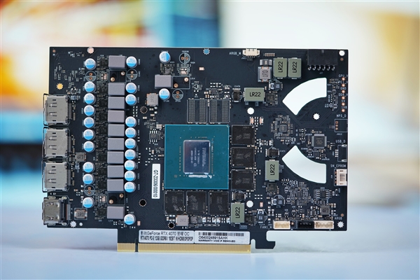 纯白机身美翻了！影驰RTX 4070星曜OC图赏