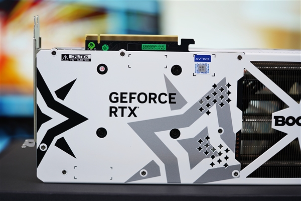 纯白机身美翻了！影驰RTX 4070星曜OC图赏