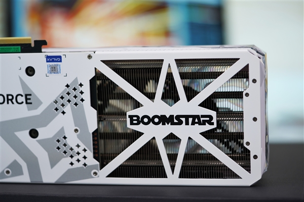 纯白机身美翻了！影驰RTX 4070星曜OC图赏