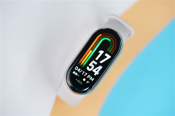 金属质感中框 档次越级！小米手环8开箱图赏