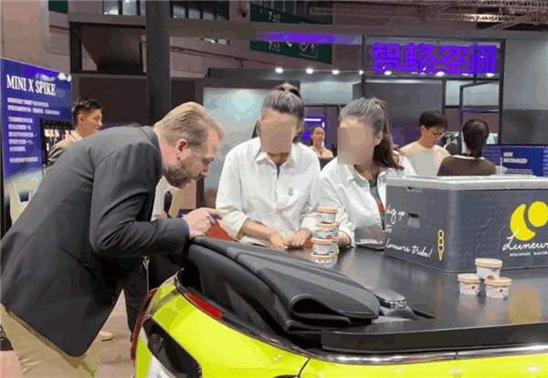 宝马MINI展台已不发冰淇淋：改发钥匙扣 超多人排队