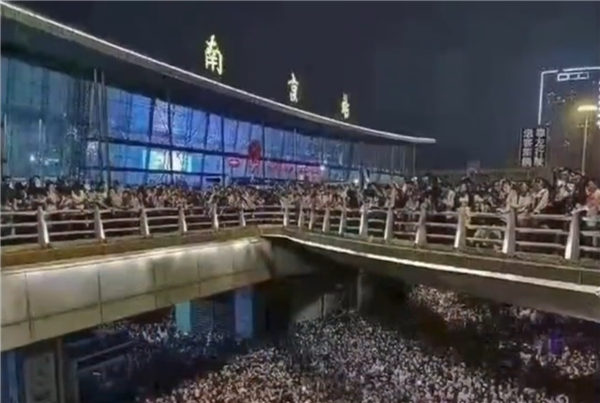高铁坐出地铁既视感！南京站人山人海照片引热议 真相来了
