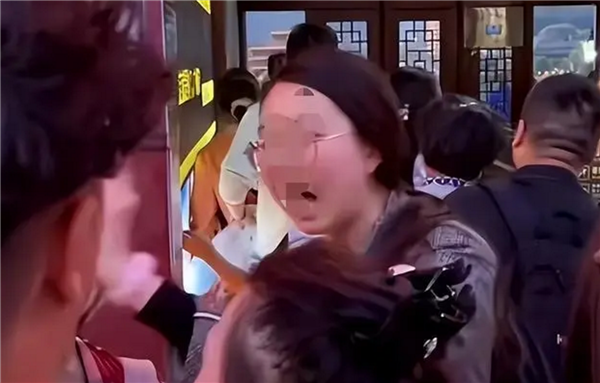 奇葩！插队发飙者称是换队 网友吐槽发飙发泼有理：景区称仍算插队