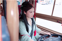 仙气飘飘，洛阳90后女生穿汉服开公交：展示传统文化之美