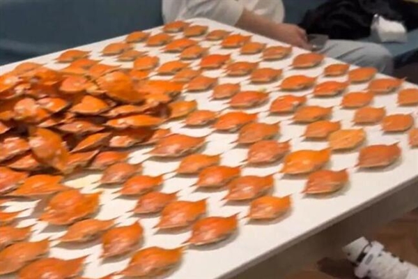 7人吃自助4小时炫300多个螃蟹 店方：限时2小时 没有严格劝阻