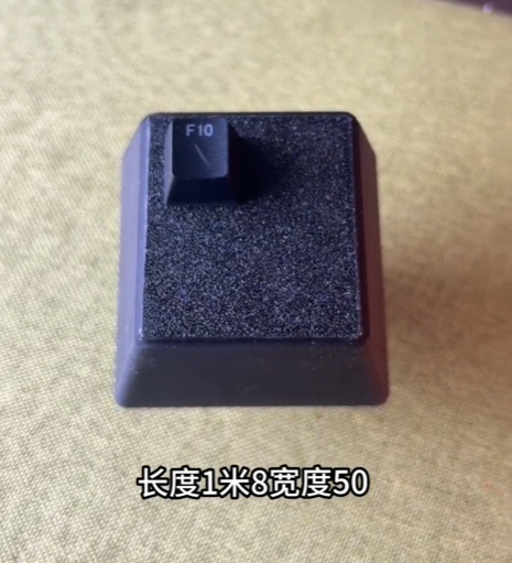 手工达人耗时2月制造1.8米巨型键盘：可以当床了