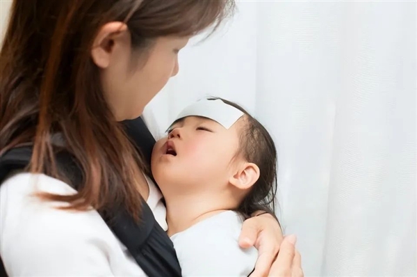 婴儿被家人拥抱亲吻 高烧近40度！老人：以前都这么过来的