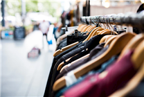 店员称衣服掉地上摔个洞需赔款：最终结果让网友不淡定