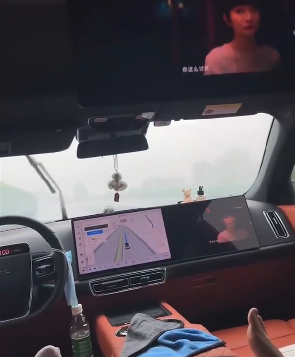 一理想车主雨天高速路躺平开车：用饮料欺骗汽车“自动驾驶”