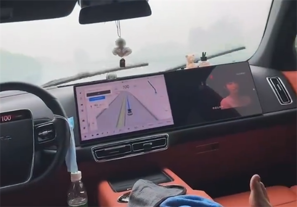 一理想车主雨天高速路躺平开车：用饮料欺骗汽车“自动驾驶”