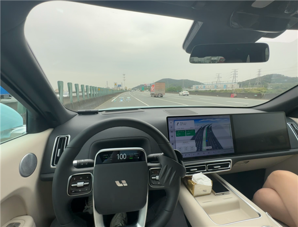 一理想车主雨天高速路躺平开车：用饮料欺骗汽车“自动驾驶”