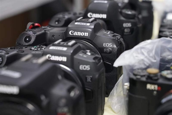 珠海拱北海关破获5.68亿相机走私案：查获236个相机、镜头