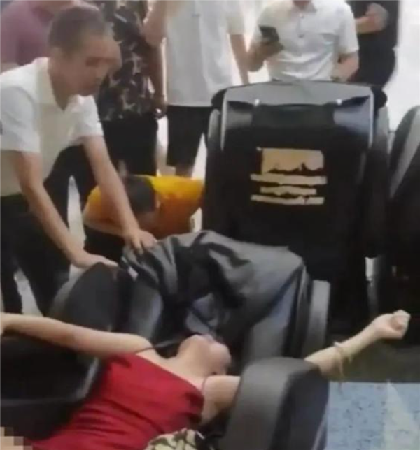 共享按摩椅千万别随便坐 太可怕了！