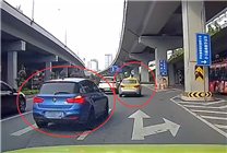 宝马连续变道相撞起火！出租车公司：司机已很尽力去刹车